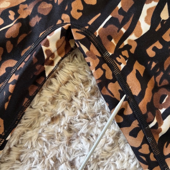 K-Deer Capri Legging Size Medium, Brown & Black Print - Picture 4 of 4